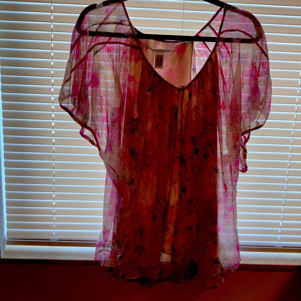 DVF top. Floaty 2 layer